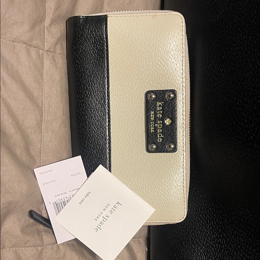 Elegant Black and White Kate spade purse with wallet - Picture 2 of 13